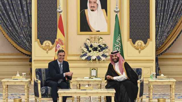Pedro Sánchez y el príncipe heredero de Arabia Saudí, Mohamed bin Salmán, en el Palacio Real de Alsalam, este martes.