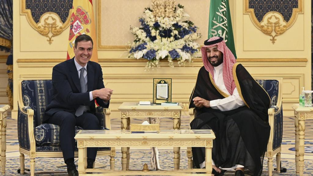 Pedro Sánchez y el príncipe heredero de Arabia Saudí, Mohamed bin Salmán, en el Palacio Real de Alsalam en Yeda, este martes.