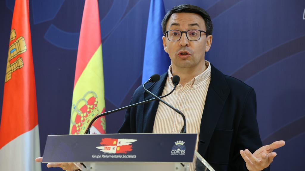 El portavoz de Educación del Grupo Socialista en las Cortes, Fernando Pablos, durante la rueda de prensa de este martes.