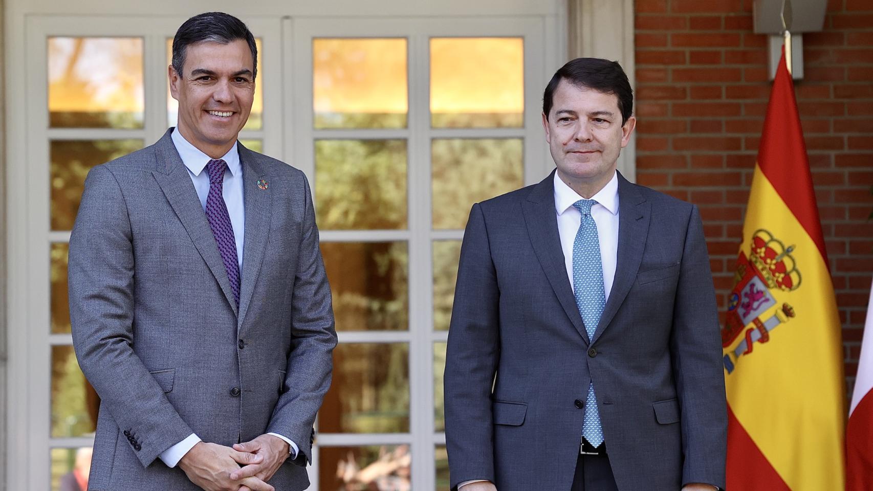 El presidente del Gobierno, Pedro Sánchez, y el jefe del Ejecutivo de Castilla y León, Alfonso Fernández Mañueco, durante una reunión en el Palacio de la Moncloa, en julio de 2022.