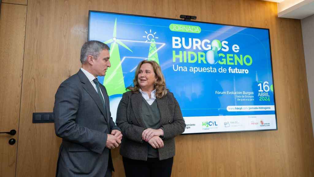 El presidente de la Asociación Castellano y Leonesa del Hidrógeno (H2CYL), Rafael Barbero, junto con la alcaldesa de Burgos, Cristina Ayala