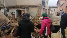 El delegado territorial de la Junta en León, Eduardo Diego, visita el derrumbe de una bodega en Valderas