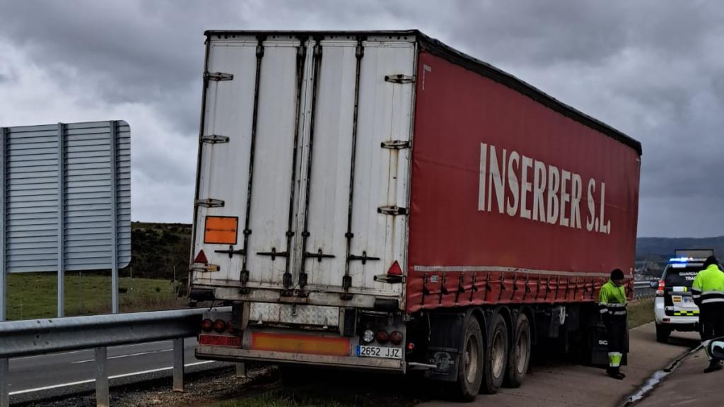 Camión accidentado en la A-67, en Aguilar de Campoo