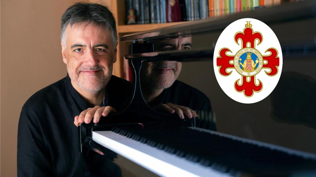 El pianista riosecano Diego Fernández Magdaleno junto a la Cruz