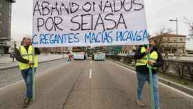 La Comunidad de Regantes Macías Picavea en su concentración en Valladolid