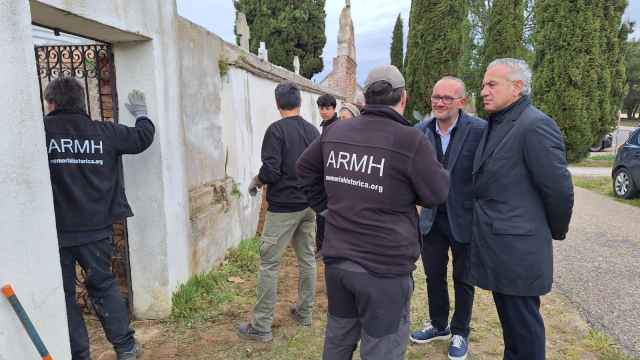 El delegado del Gobierno en Castilla y León, Nicanor Sen; y el alcalde de Mojados, Adolfo López Ramiro;  visitan los trabajos de exhumación que están realizando en el cementerio del municipio