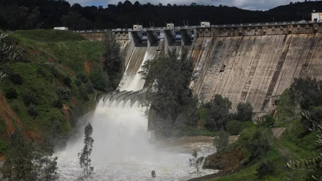Vista del embalse del Guadalmellato, en Córdoba, desembalsando agua este lunes tras alcanzar 87% de su capacidad.