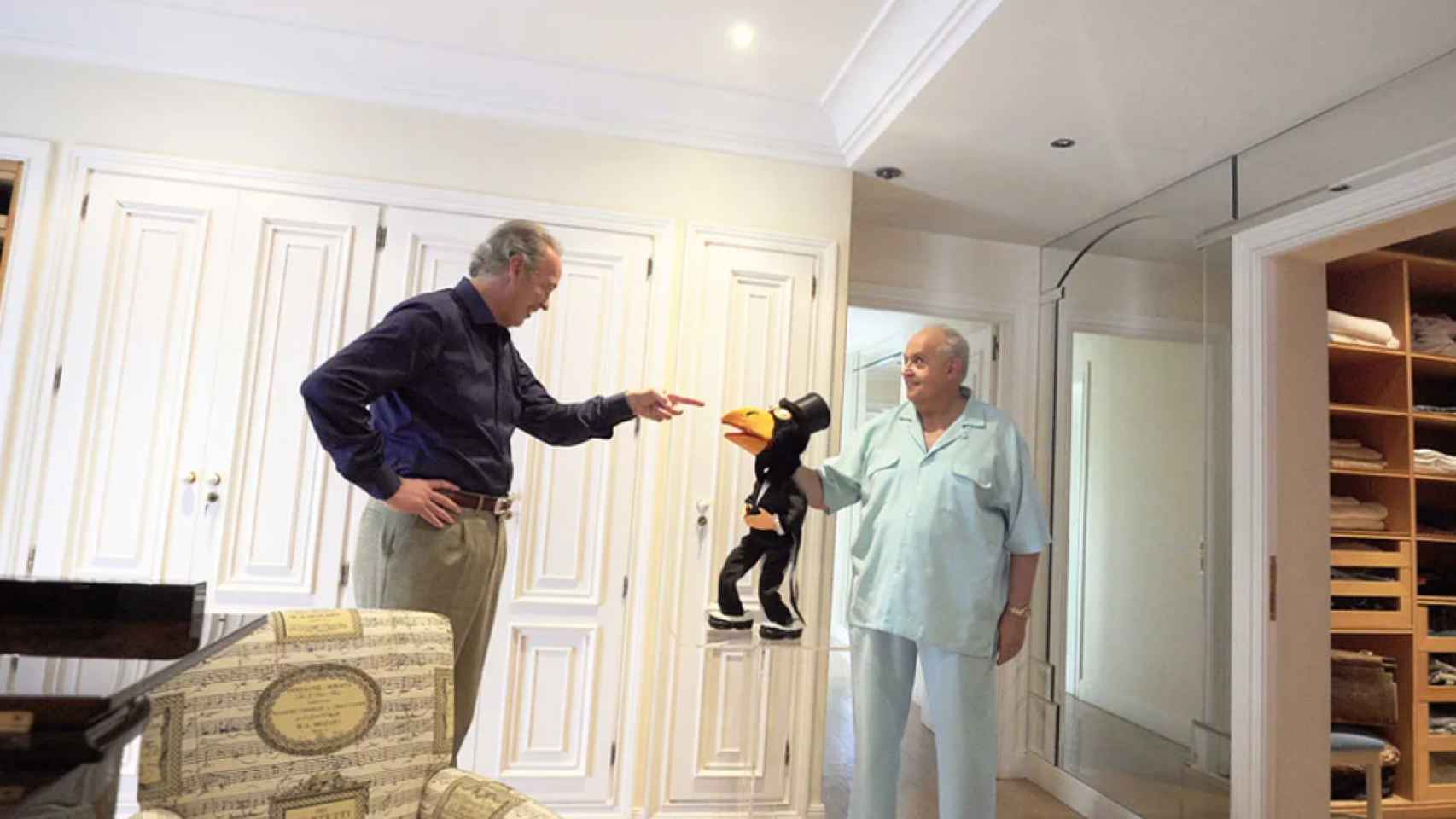 José Luis Moreno junto a Bertín Osborne en una de las estancias de la casa.