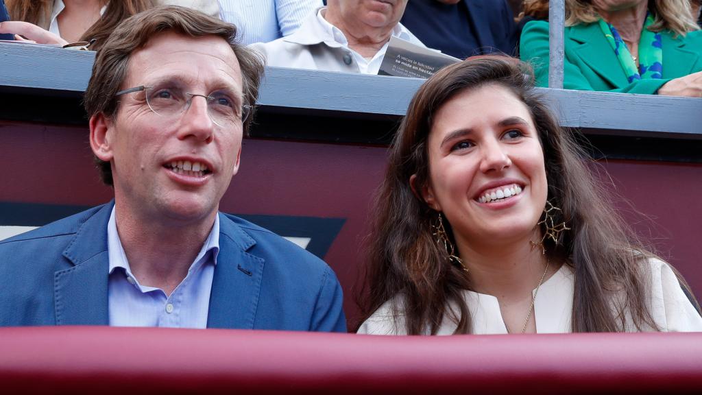 El alcalde de Madrid, José Luis Martínez-Almeida, y su prometida, Teresa Urquijo, durante una corrida de toros, en junio de 2023.