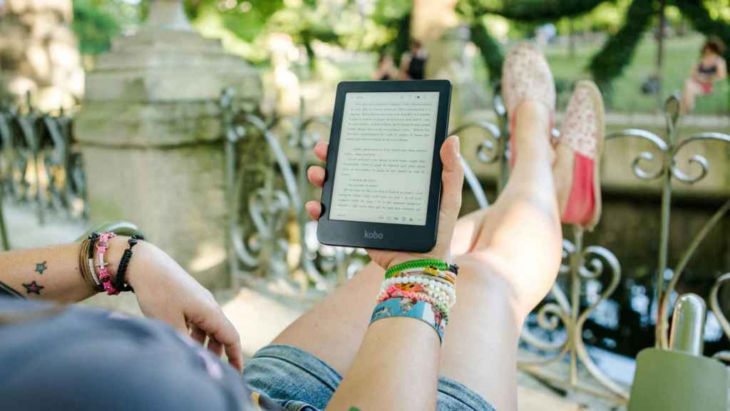 Una persona leyendo un libro digital. Foto: Perfecto Capucine/Pexels