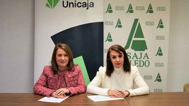 La directora territorial de Banca Comercial de Unicaja, Almudena Noheda (i), y la presidenta de ASAJA Toledo, Blanca Corroto (d).