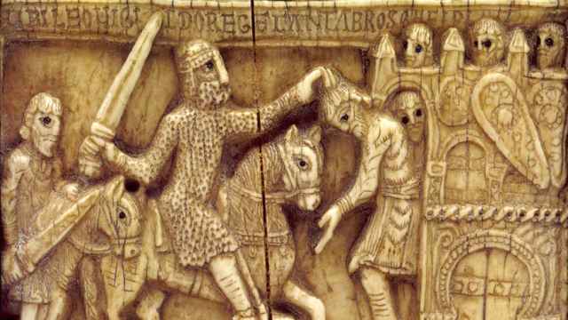 Arqueta de marfil representando a Leovigildo luchando contra los cántabros