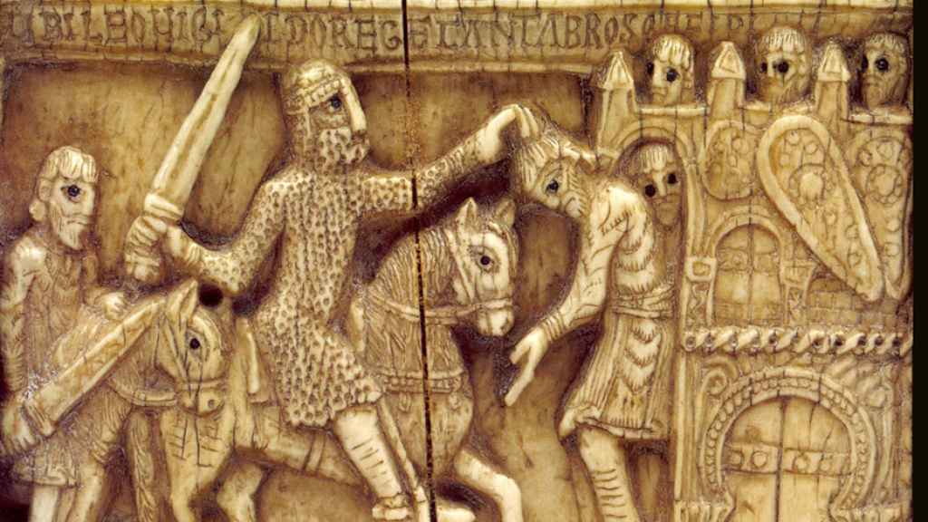 Arqueta de marfil representando a Leovigildo luchando contra los cántabros