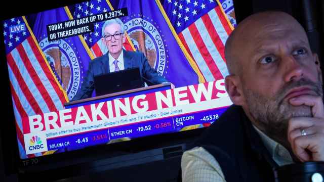 Un inversor trabaja en la Bolsa de Nueva York durante una rueda de prensa del presidente de la Fed, Jerome Powell.