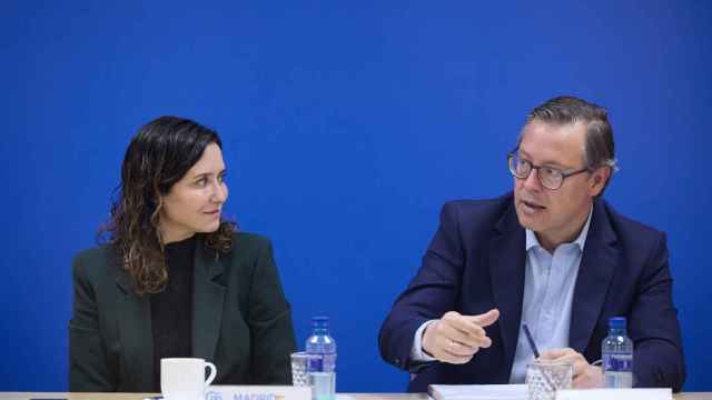 La presidenta de la Comunidad de Madrid y presidenta del PP de Madrid, Isabel Díaz Ayuso, y el secretario general del PP de Madrid, Alfonso Serrano, durante el Comité de Dirección del Partido Popular de Madrid.
