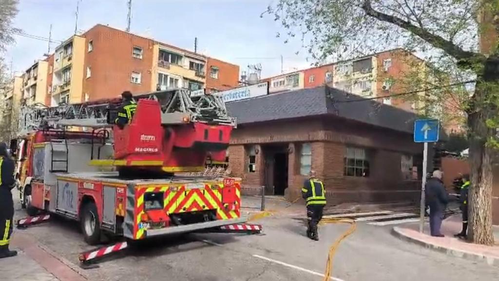 Un camión de Bomberos frente a Casa Pepe, en el barrio del Pilar, donde se ha producido un incendio este martes.