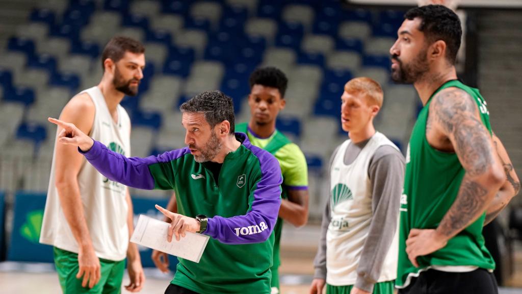 Ibon Navarro da instrucciones a varios jugadores de Unicaja durante un entrenamiento.