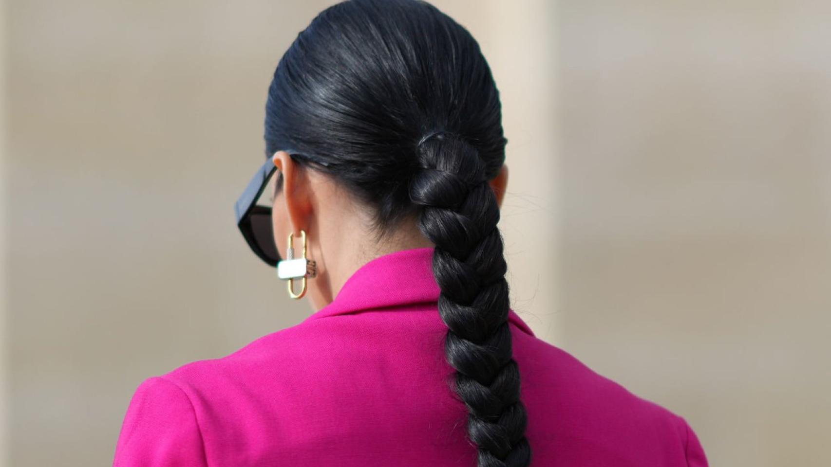 Detalle de un peinado con trenza.