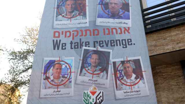 Una pancarta anti-Israel tras el presunto ataque israelí contra el consulado de Irán.