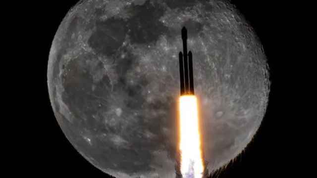 Falcon Heavy despegando sobre la Luna, fotografía premiada por Sony World Photography Awards 2024