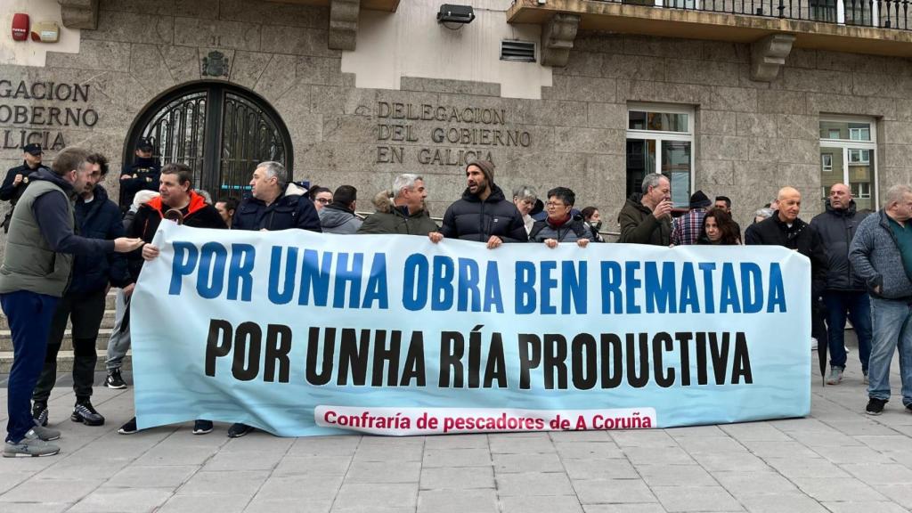 Mariscadores manifestándose ante la Delegación del Gobierno