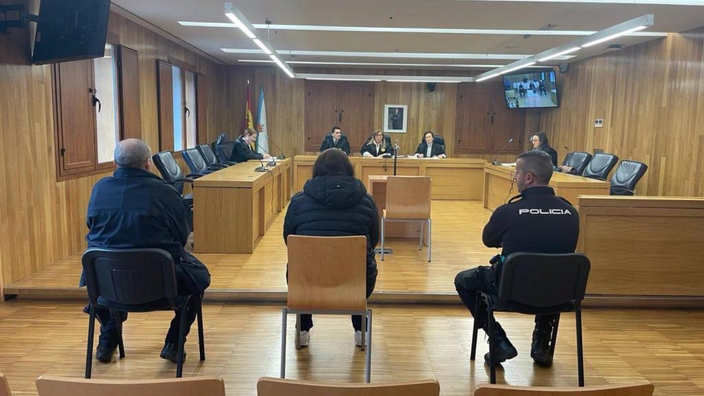 La mujer acusada de intento de homicidio tras atacar con un hacha a otra mujer en Burela (Lugo), durante su comparecencia este martes en la Audiencia Provincial de Lugo