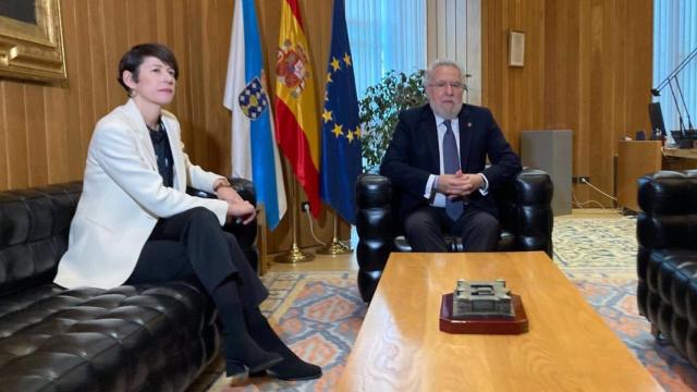 La líder del BNG, Ana Pontón, con el jefe del Legislativo, Miguel Santalices.