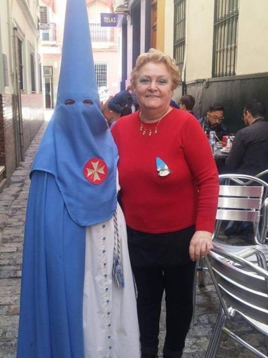 Chari posa junto a un nazareno de San Esteban el Martes Santo.