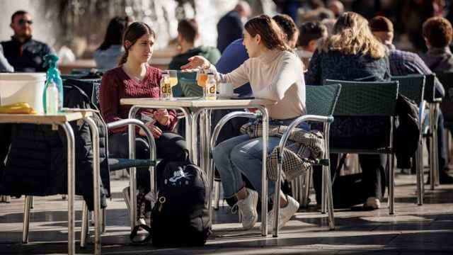Dos chicas tomando algo en una terraza de Madrid