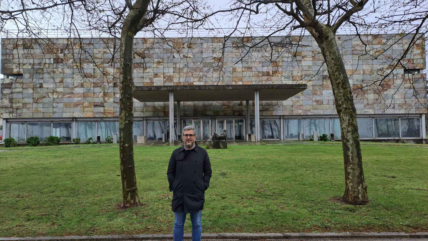 Miguel Martín frente al Verbum.