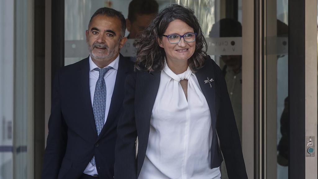 Mónica Oltra sale de los juzgados acompañada de su abogado.