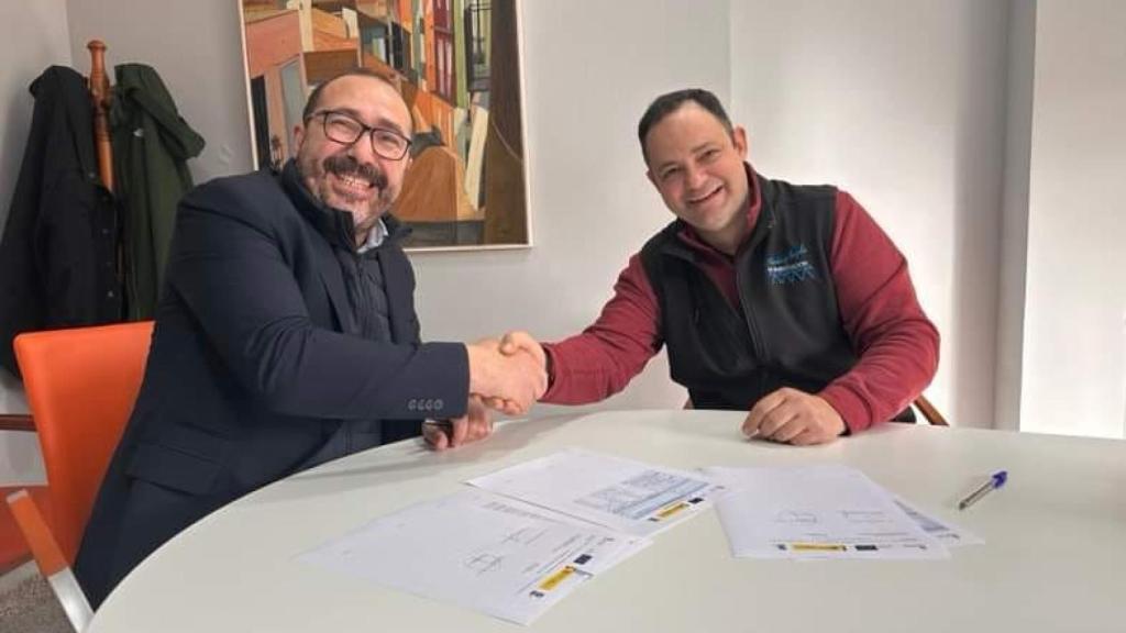 Apretón de manos entre Miguel Ángel Oliveira y Tomás