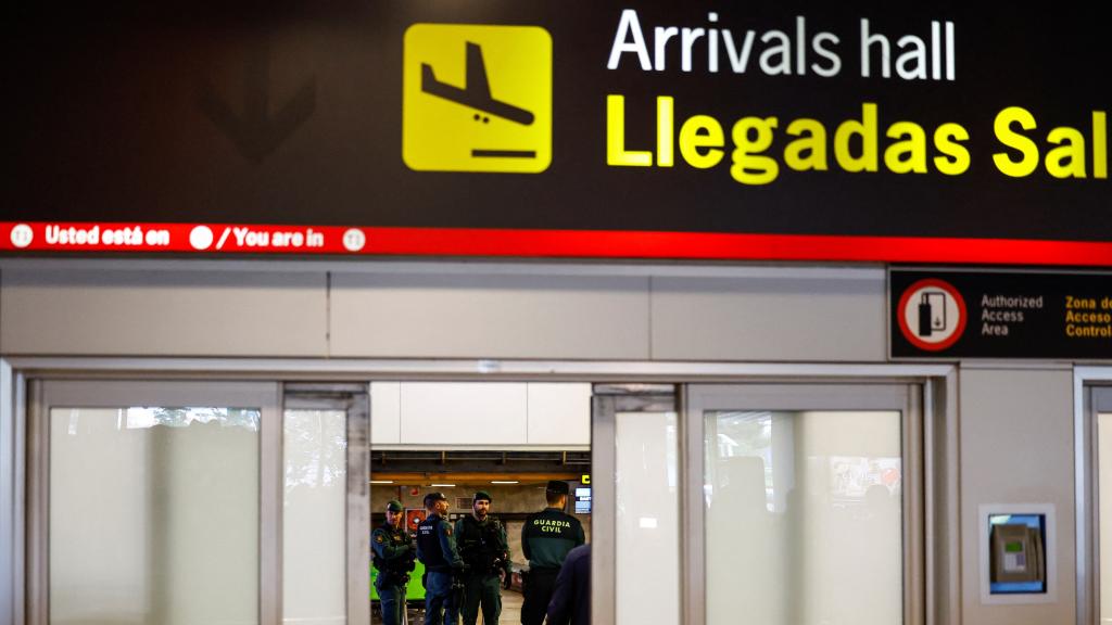 Agentes de la Guardia Civil en el Aeropuerto de Barajas, este miércoles, antes de la llegada de Luis Rubiales.