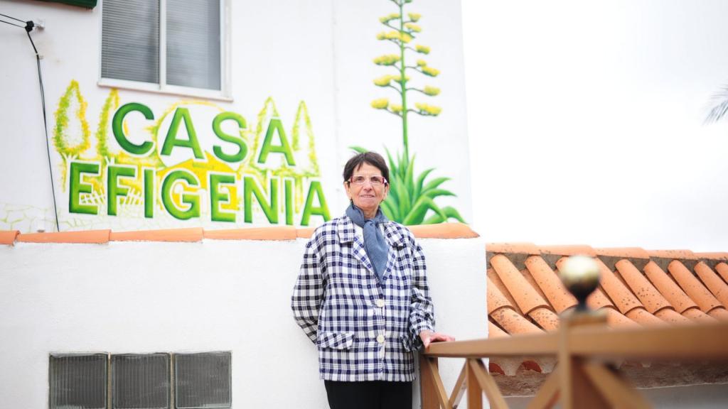 Efigenia frente a la fachada del restaurante.