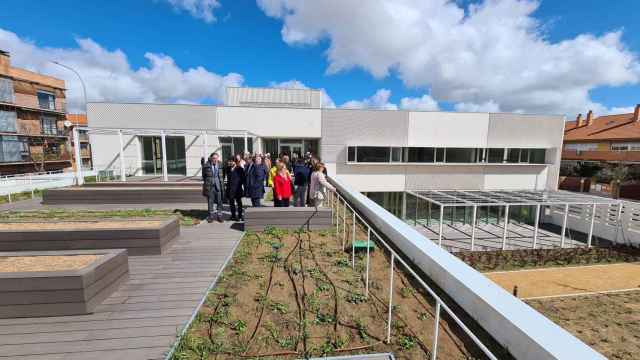 El alcalde visita el nuevo centro de mayores en el barrio de Chamberí