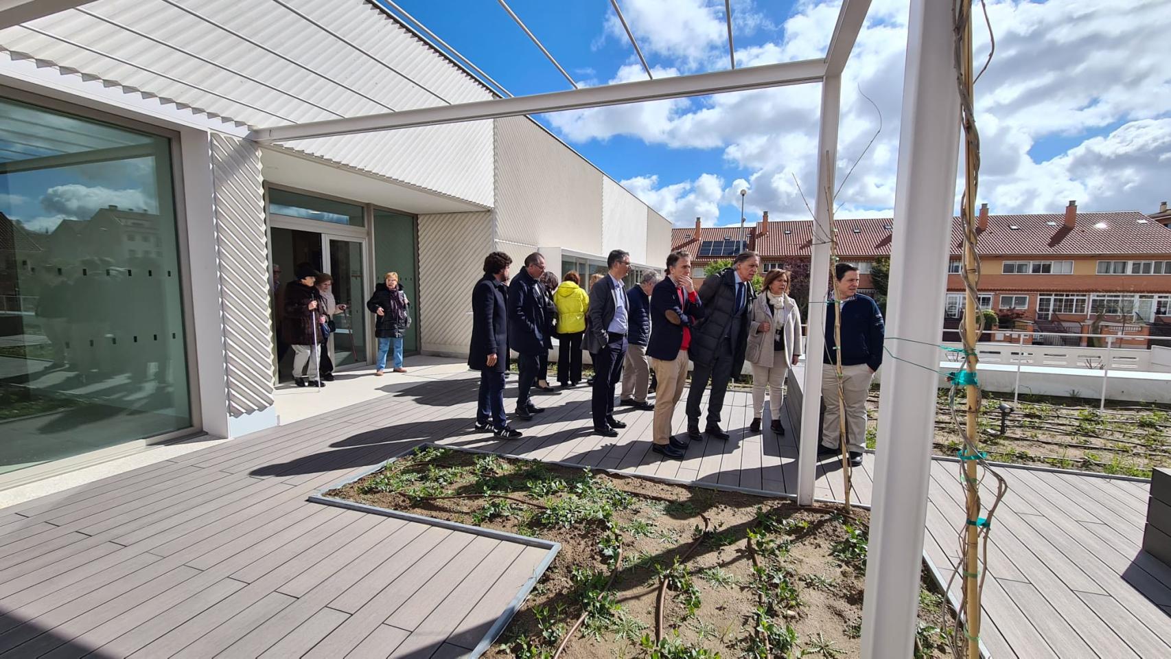 El alcalde visita el nuevo centro de mayores de Chamberí