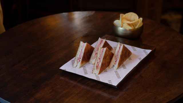 El mejor sándwich de jamón y queso de Alicante: en una terraza y con copa de vino