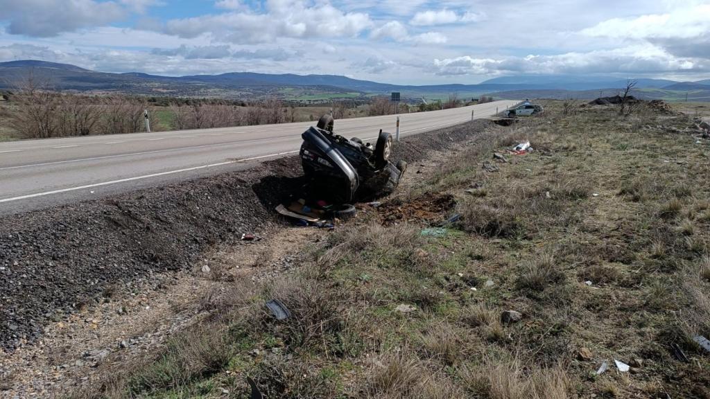 Estado del coche accidentado tras salirse de la vía y volcar en la N-122