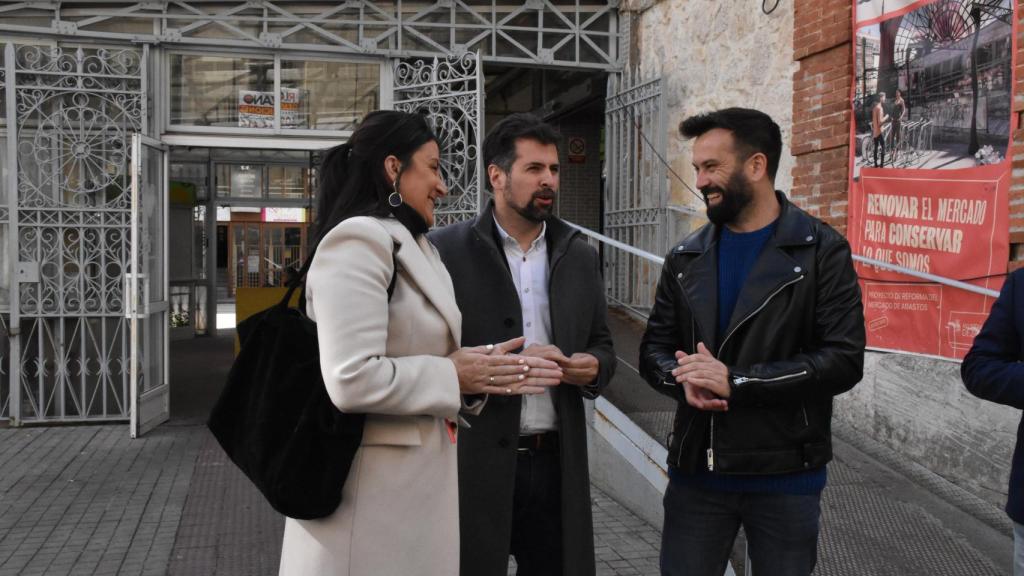 Luis Tudanca, Ana Sánchez y David Gago, en el exterior del Mercado de Abastos de Zamora