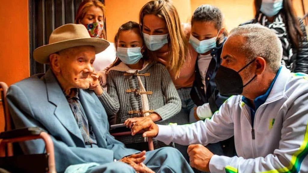 Juan Vicente Pérez Mora junto a Freddy Bernal, su mujer e hijas.