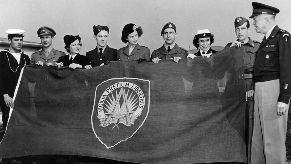 General Eisenhower viendo la bandera del Cuartel General de la OTAN en París. 1951