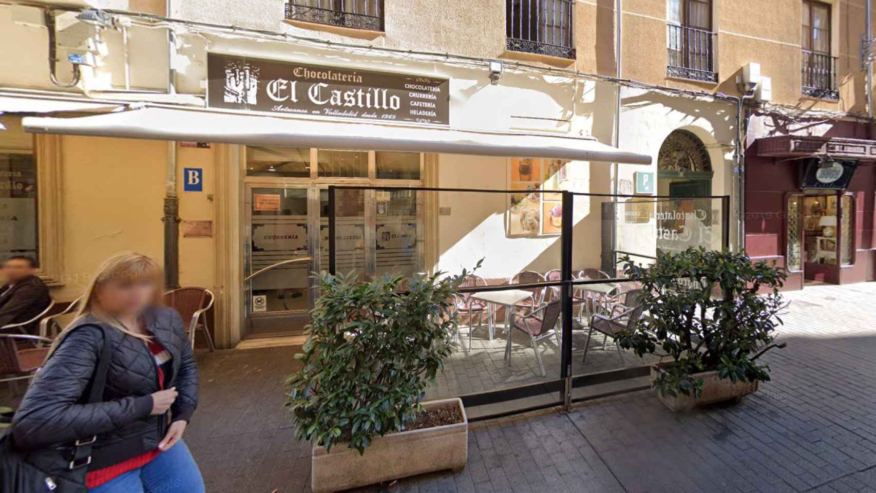La terraza de la chocolatería-churrería El Castillo