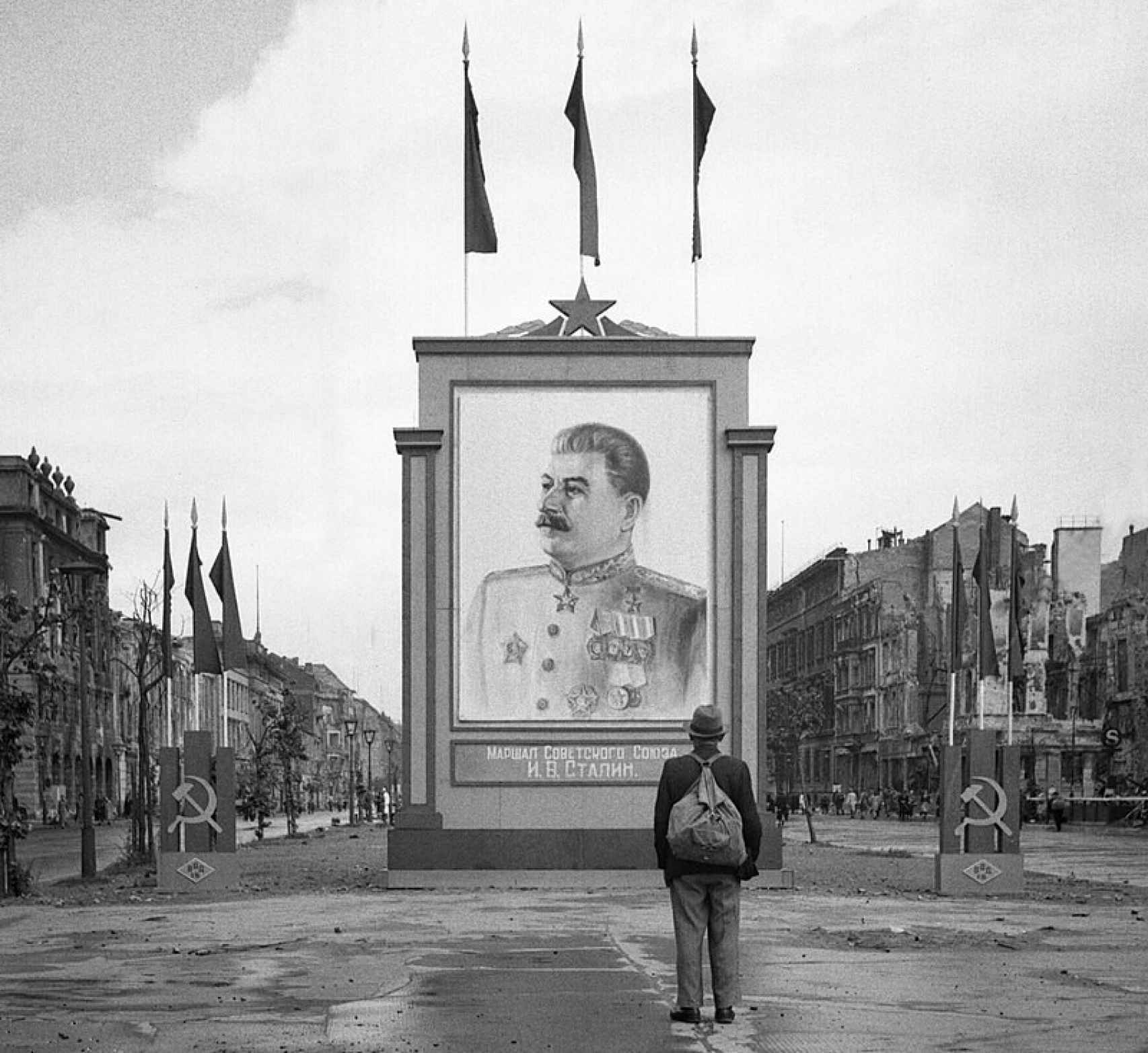 Civil observando un poster de Stalin en Berlín. 1945