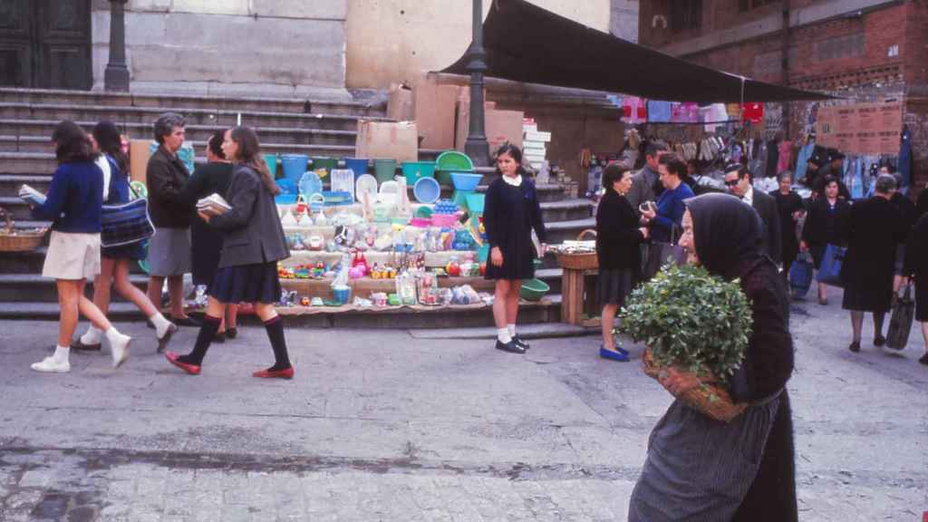 Fotografía de la vida cotidiana en la plaza Mayor de Toledo tomada por un viajero estadounidense en los años 60.
