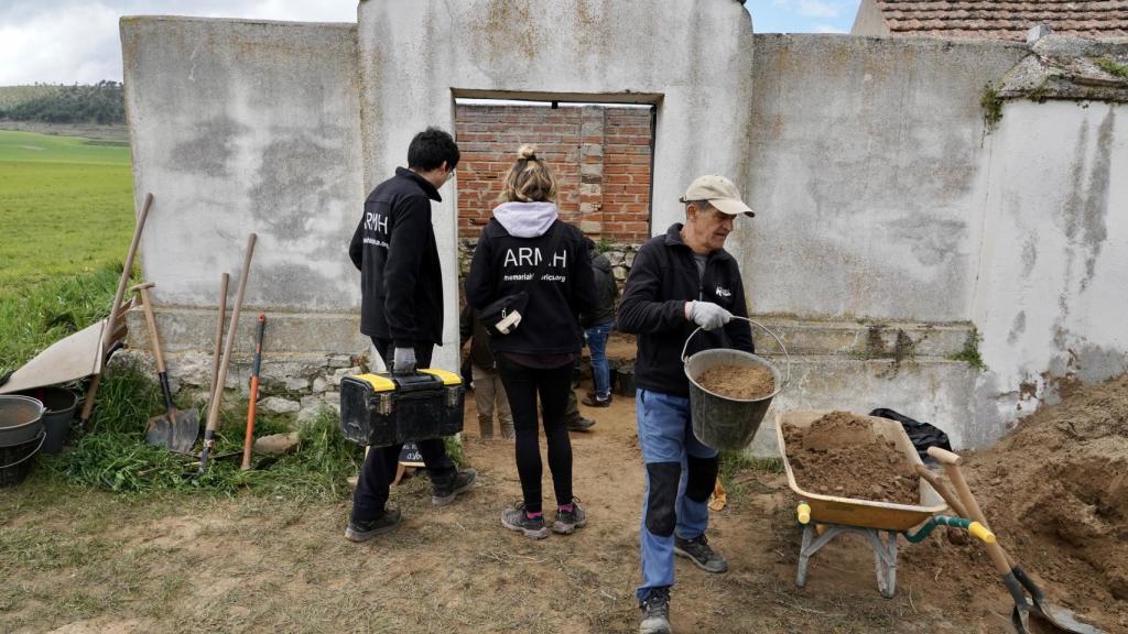 Trabajos de exhumación en Mojados