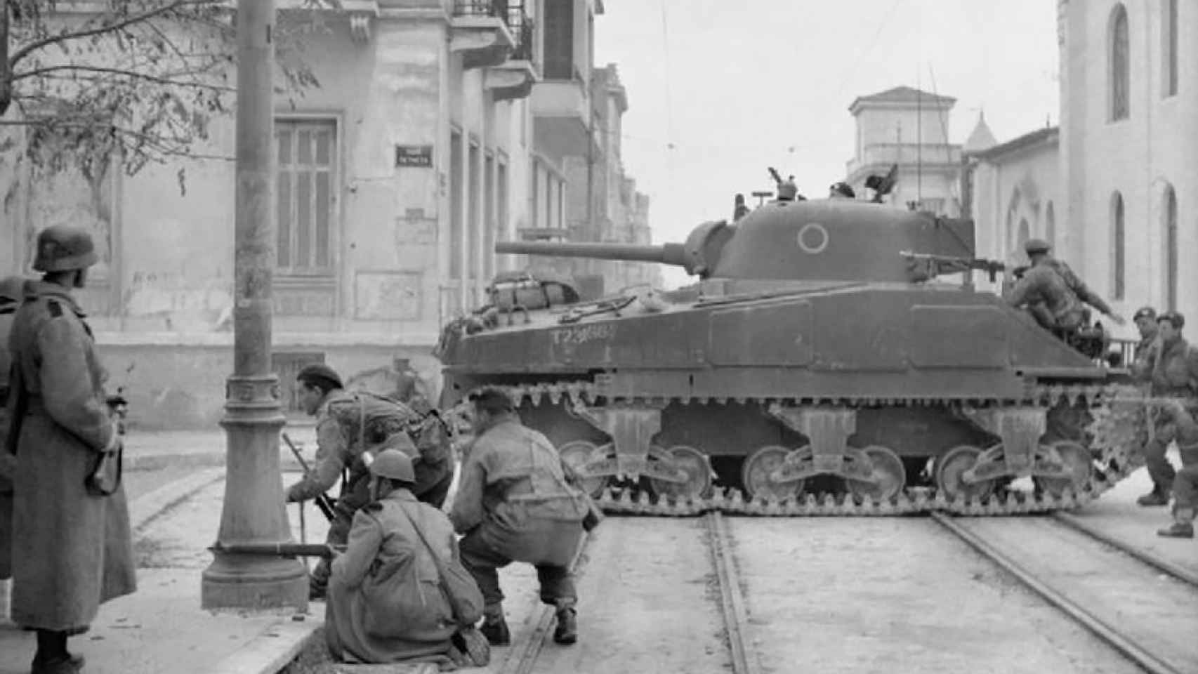 Soldados británicos y griegos luchando en las calles de Atenas contra la guerrilla comunista. Diciembre 1944