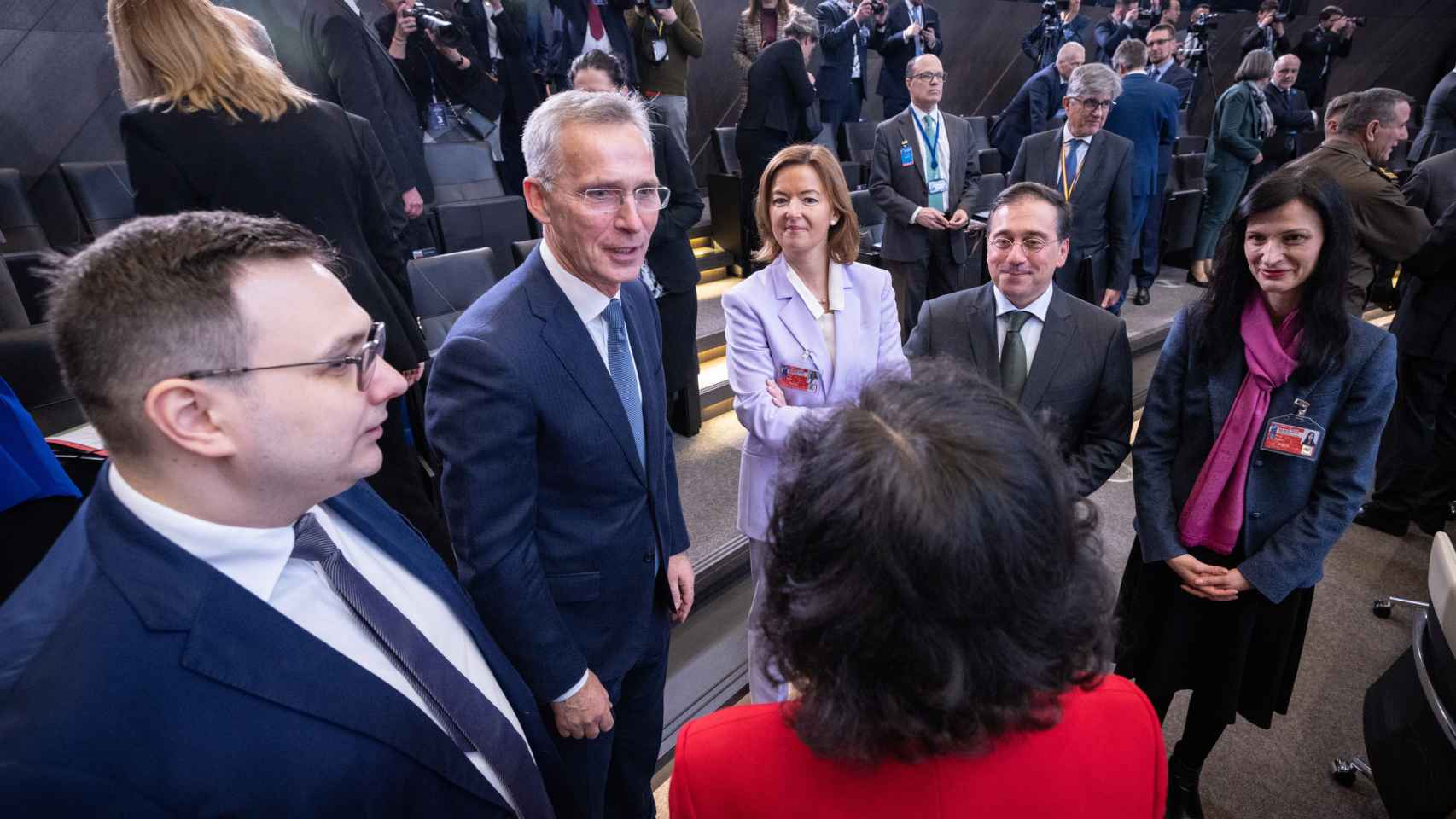 El secretario general de la OTAN, Jens Stoltenberg, conversa con el ministro de Exteriores, José Manuel Albares, y sus homólogos de República Checa, Eslovenia y Bulgaria durante la reunión de este miércoles en Bruselas