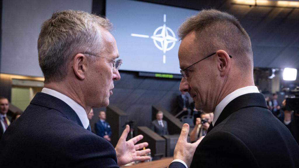 Jens Stoltenberg conversa con el ministro de Exteriores de Hungría, Péter Szijjártó, principal opositor a su plan, durante la reunión de este miércoles en Bruselas