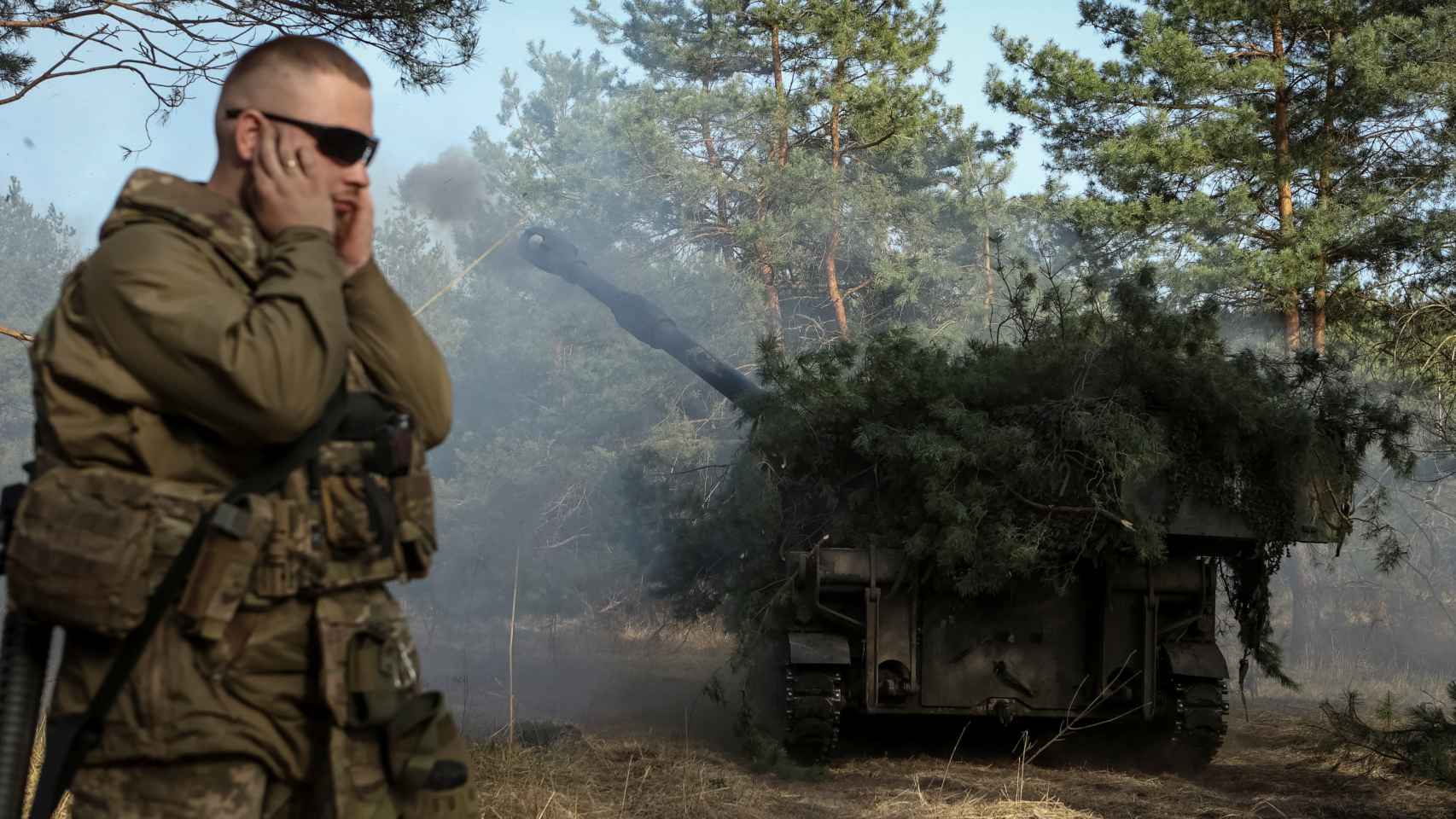 Militares ucranianos disparan un obús autopropulsado M109 hacia las tropas rusas.