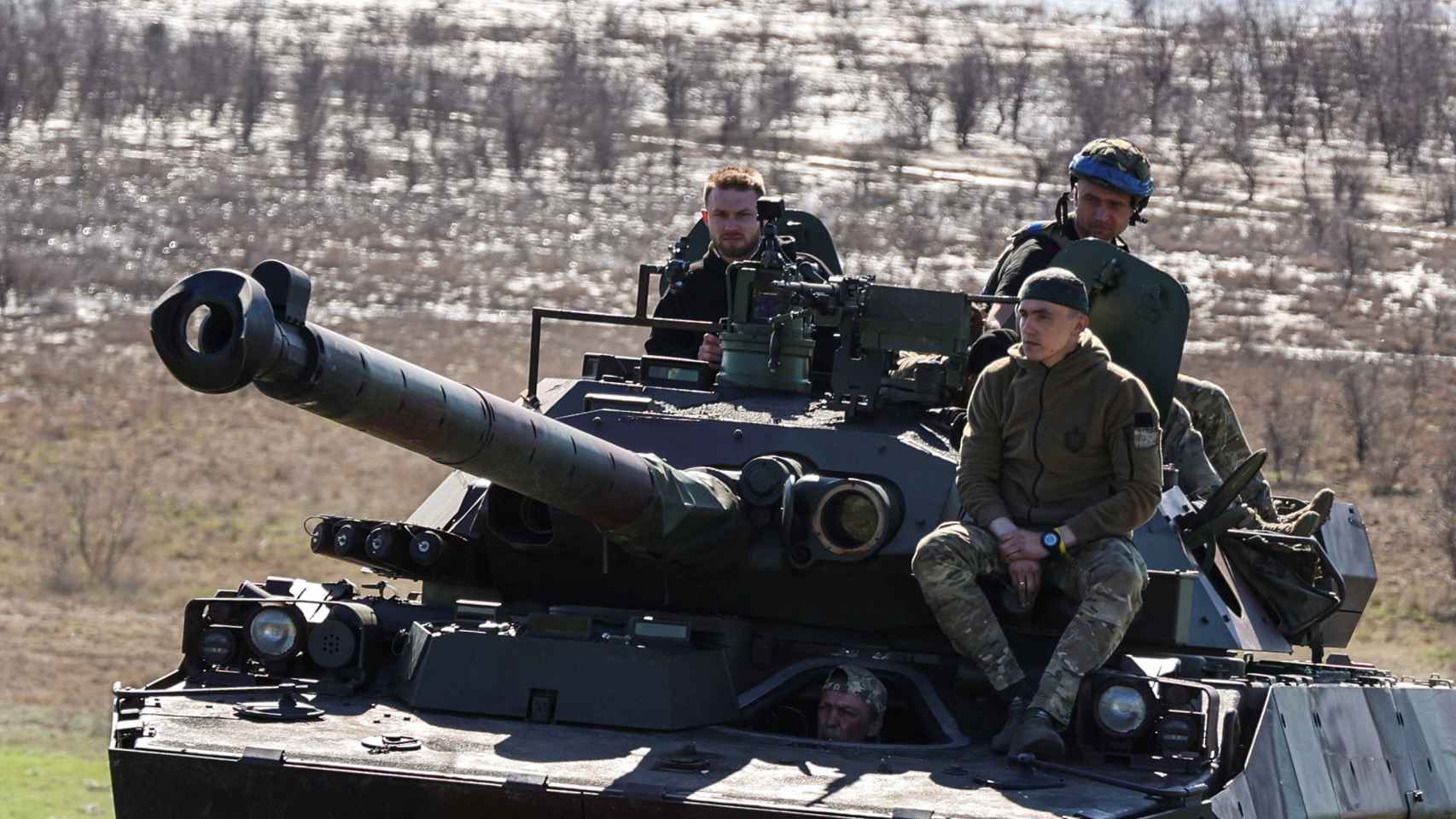 Miembros de servicio de la 37ª Brigada de Infantería de Marina de las Fuerzas Armadas de Ucrania, sobre un vehículo blindado de combate francés AMX-10 RC.